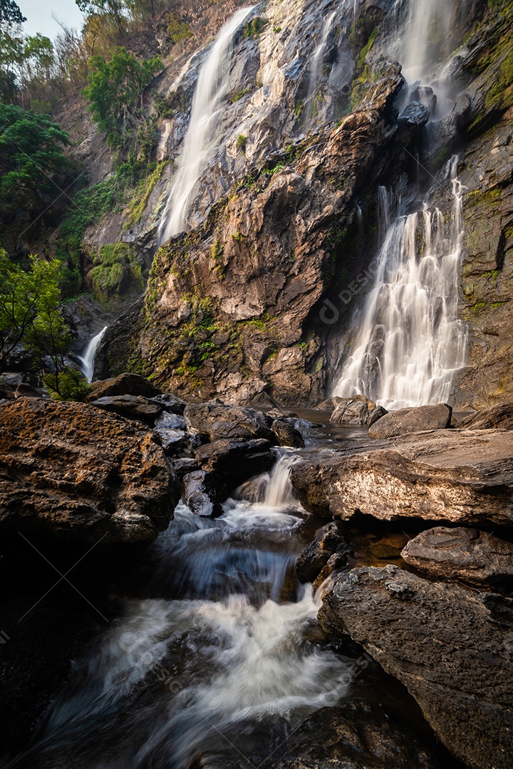 Belas cachoeiras no parque nacional klong lan da Tailândia