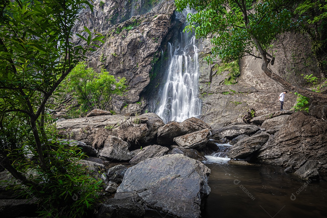 Belas cachoeiras no parque nacional klong lan da Tailândia
