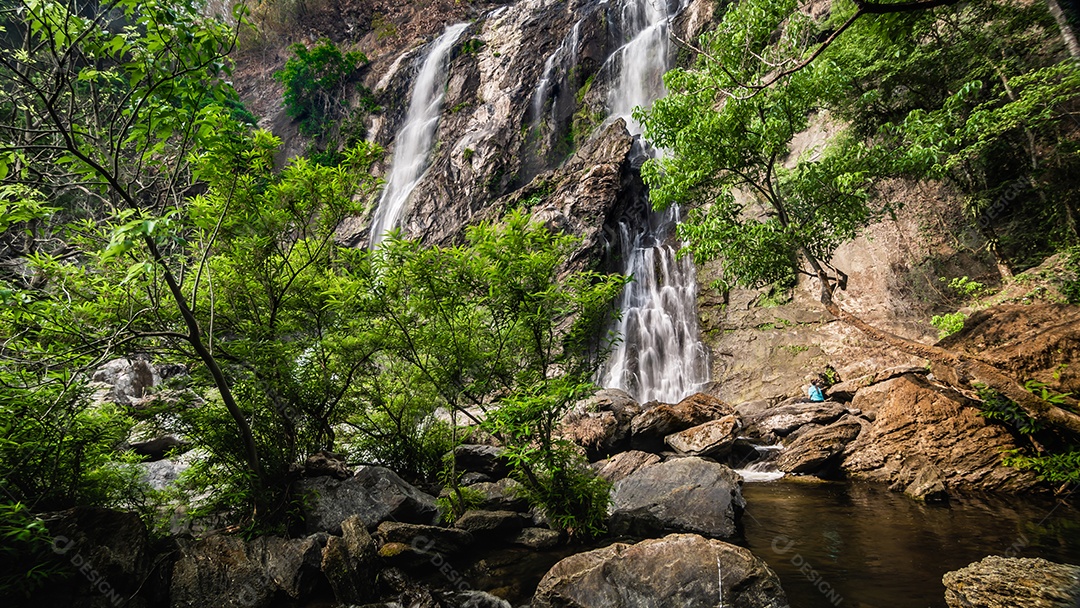 Belas cachoeiras no parque nacional klong lan da Tailândia