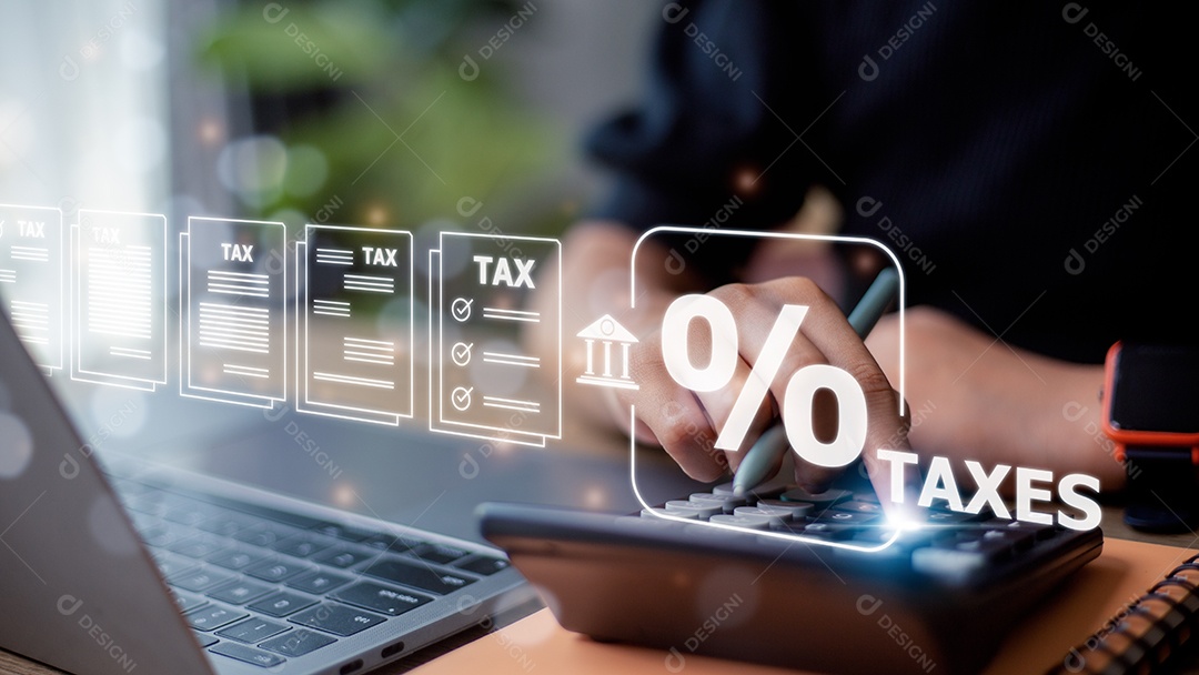 Conceito de pagamento de impostos corporativos e individuais, mulher usando computador