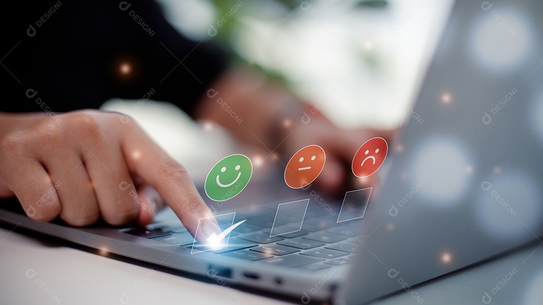 Mulheres escolhendo o ícone de sorriso feliz, uma seleção de mentalidade positiva.