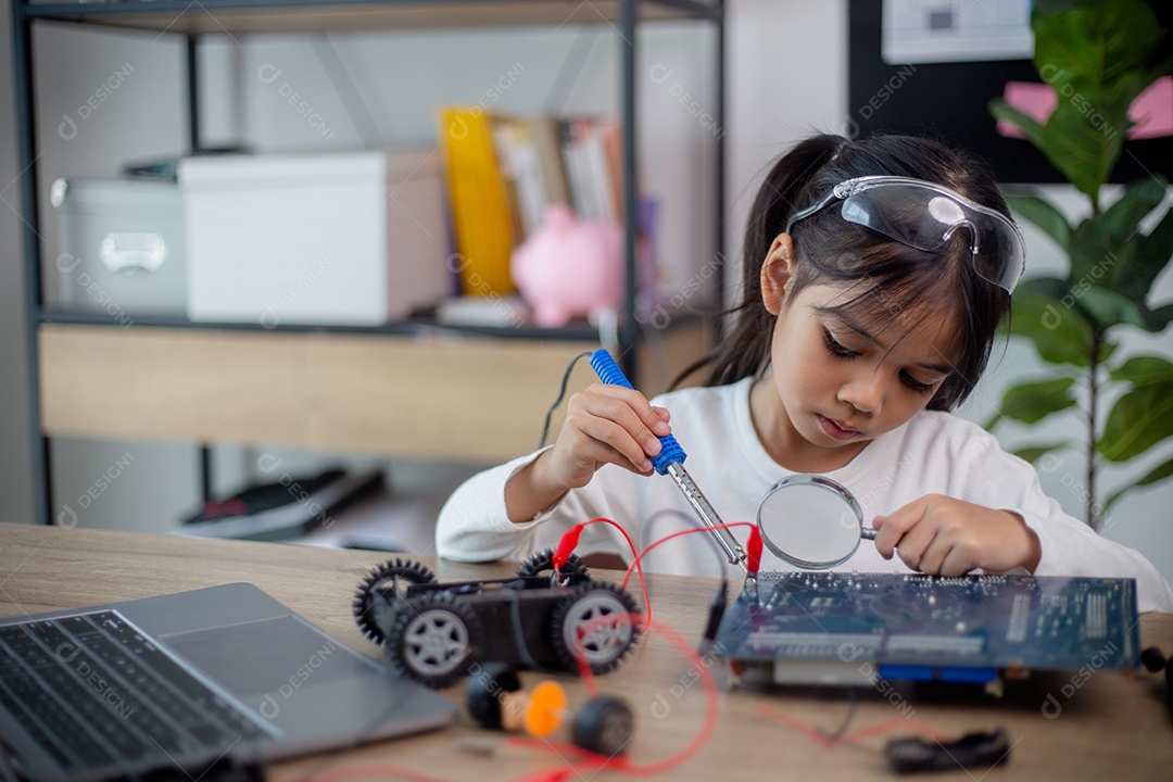 Estudantes da Ásia aprendem em casa a codificar carros robôs e eletrônicos