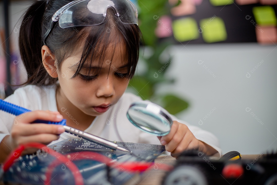 Estudantes da Ásia aprendem em casa a codificar carros robôs e eletrônicos