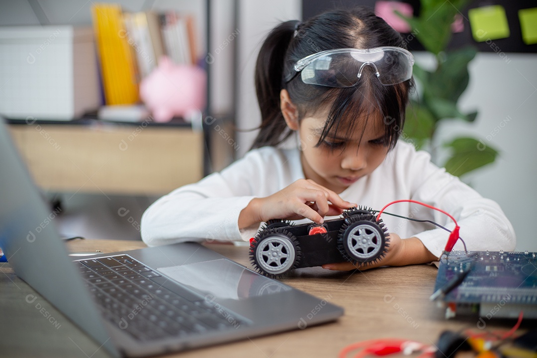 Estudantes da Ásia aprendem em casa a codificar carros robôs e eletrônicos