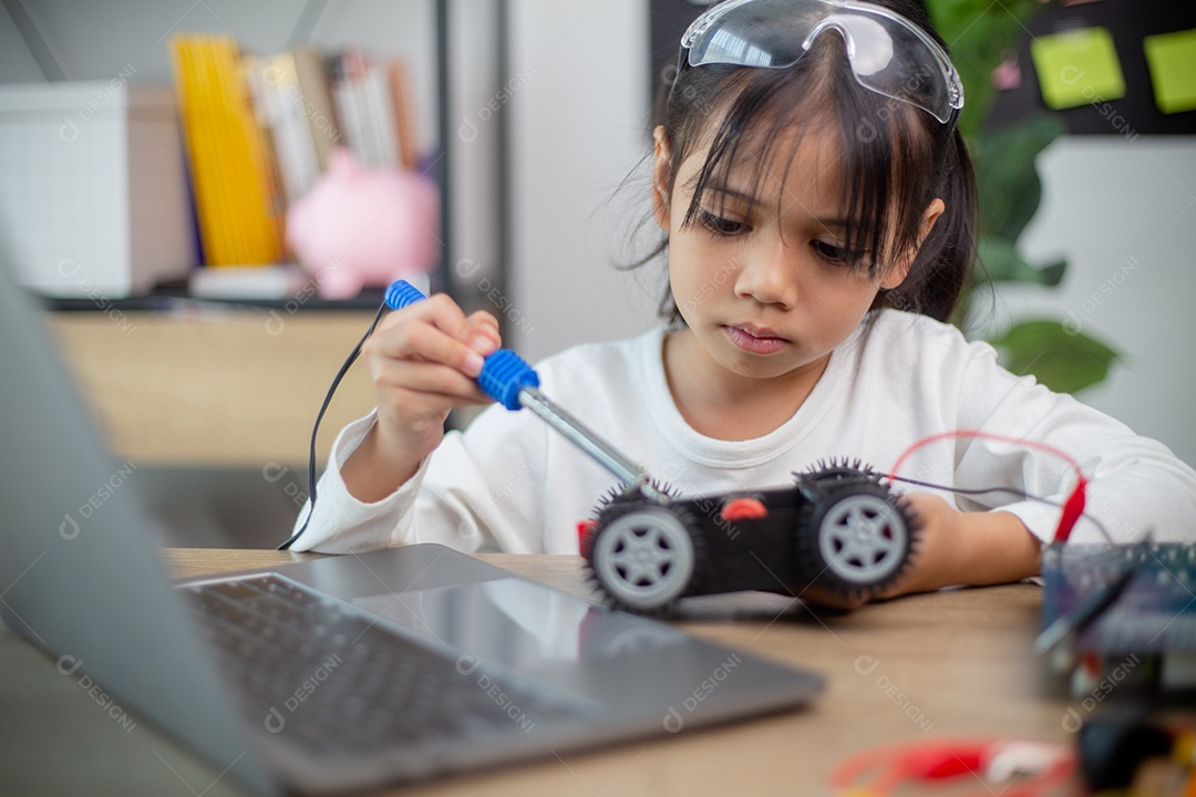 Estudantes da Ásia aprendem em casa a codificar carros robôs e eletrônicos