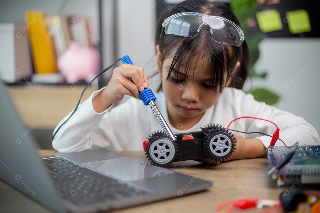 Estudantes da Ásia aprendem em casa a codificar carros robôs e eletrônicos