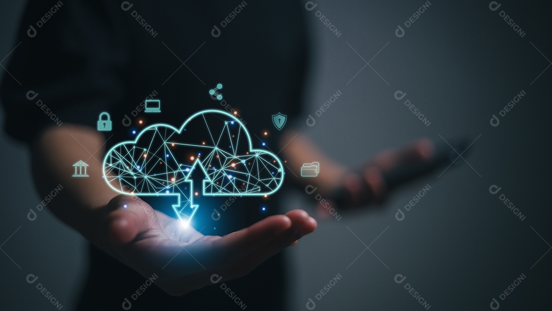 Empresária com show de diagrama de computação em nuvem disponível.