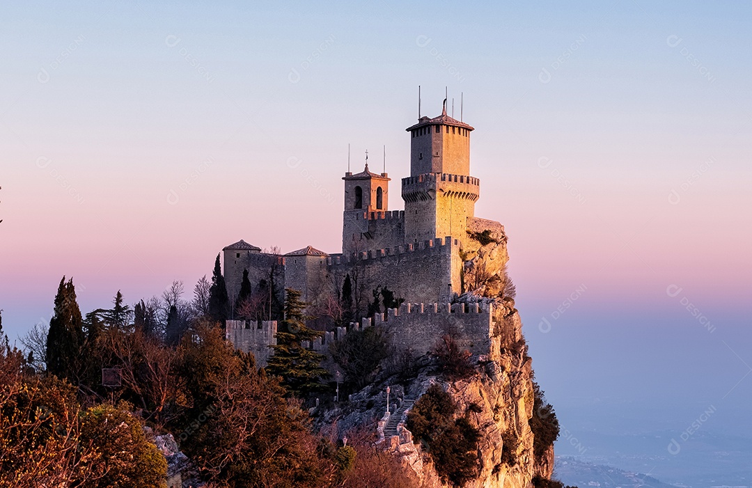 Paisagem do castelo de San Marino no Monte Titano ao nascer do sol no topo da colina