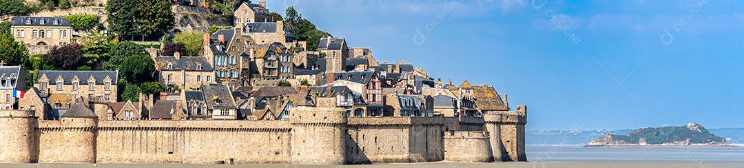 Fundo de arquitetura medieval - Vista panorâmica da aldeia de Mont de Sain Michel, na Normandia