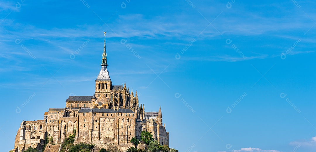 O imponente edifício da abadia beneditina de Mont de Sanit Michel na Normandia