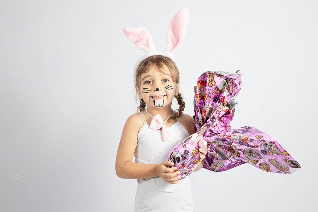 Linda menina Garota fantasiada de coelho da páscoa sobre fundo isolado