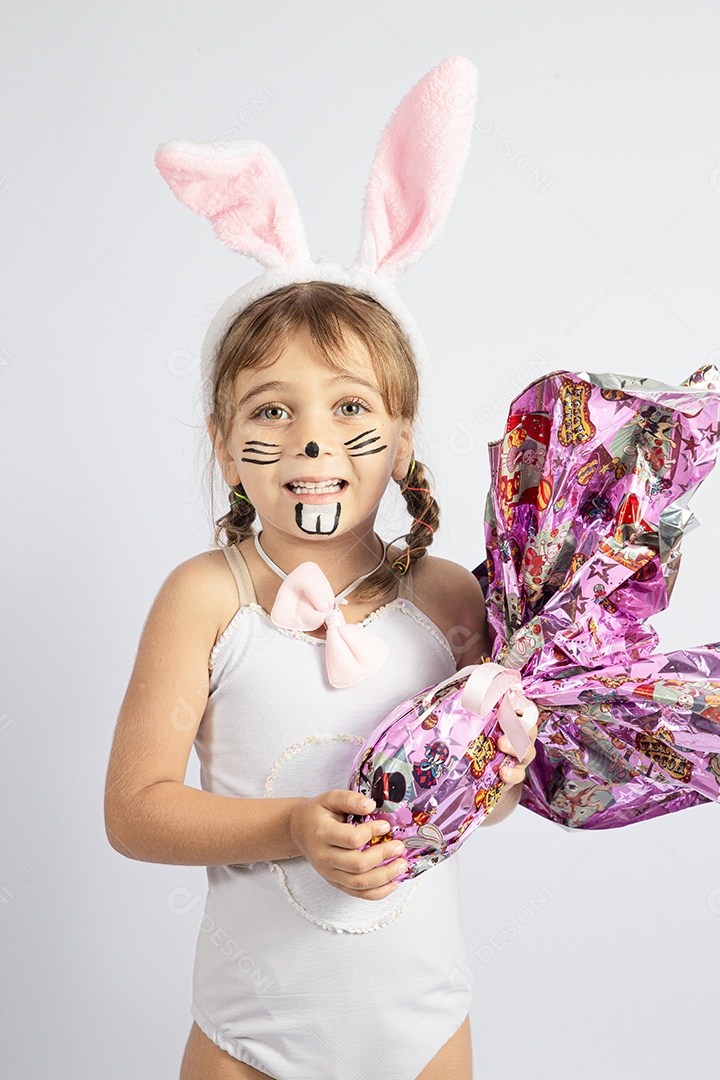 Linda menina Garota fantasiada de coelho da páscoa sobre fundo isolado
