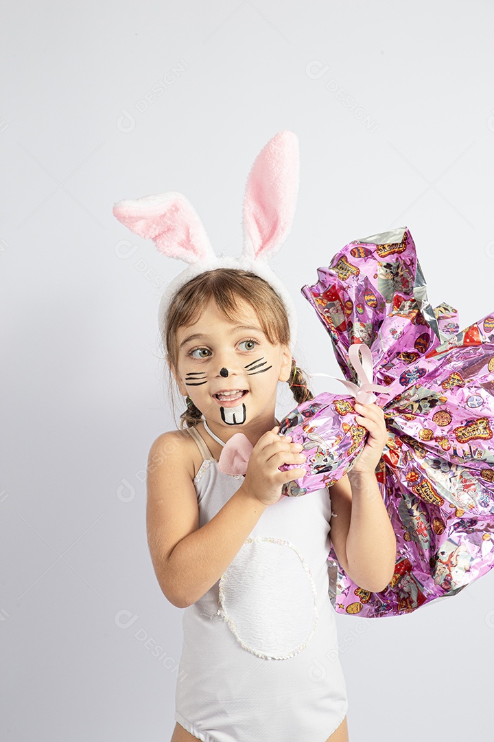 Linda menina Garota fantasiada de coelho da páscoa sobre fundo isolado