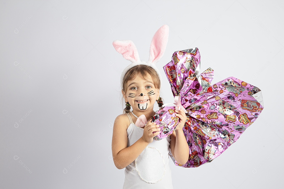 Linda menina Garota fantasiada de coelho da páscoa sobre fundo isolado