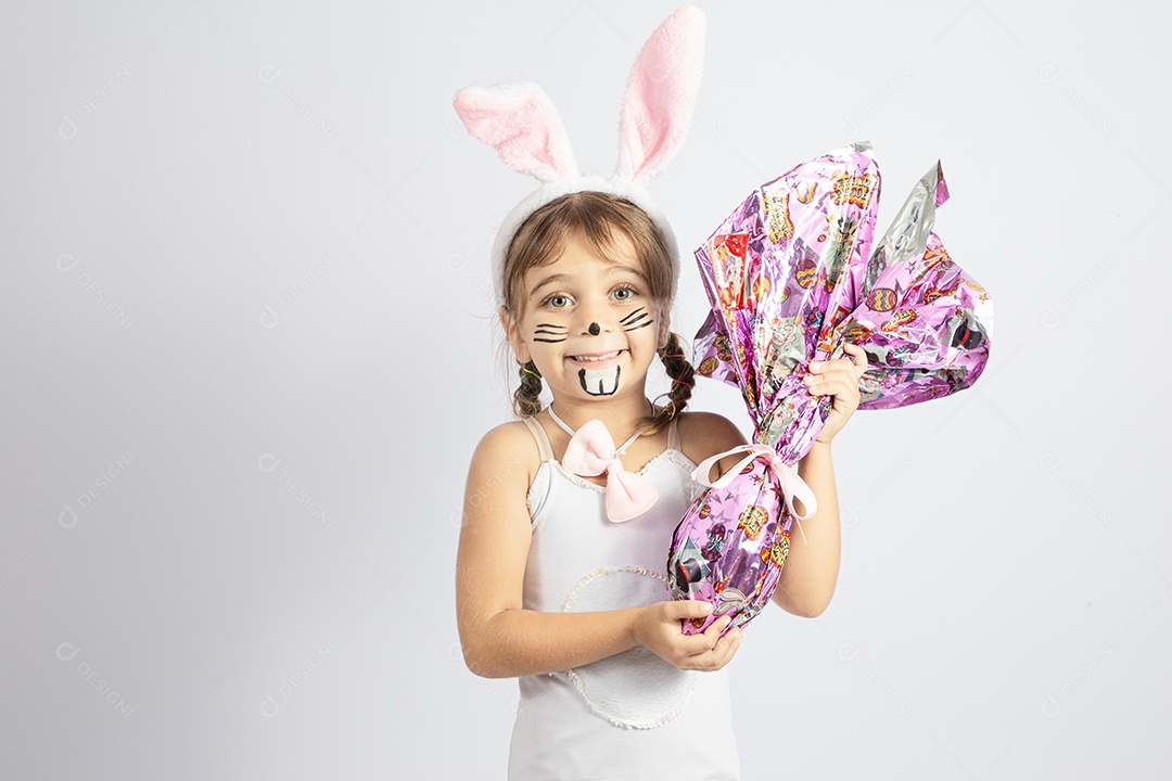 Linda menina Garota fantasiada de coelho da páscoa sobre fundo isolado