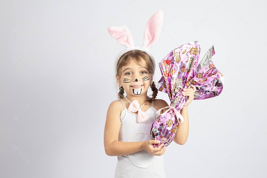 Linda menina Garota fantasiada de coelho da páscoa sobre fundo isolado
