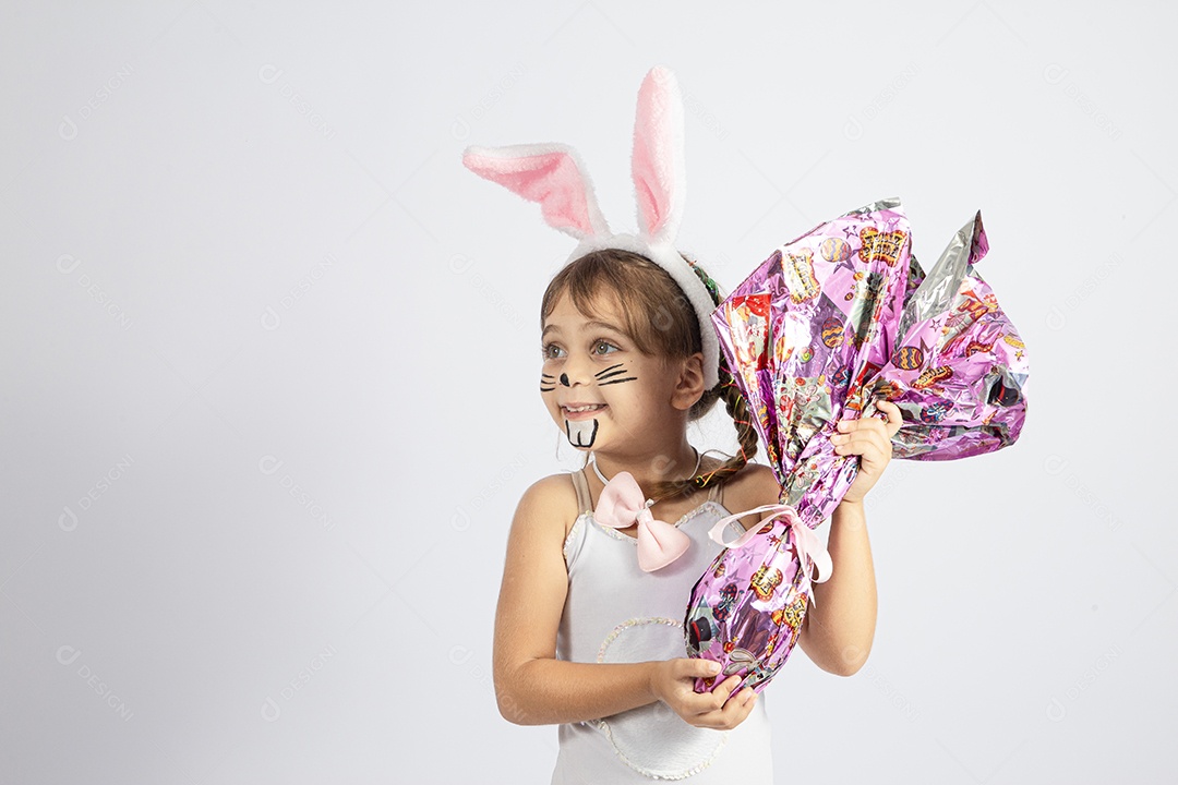 Linda menina Garota fantasiada de coelho da páscoa sobre fundo isolado