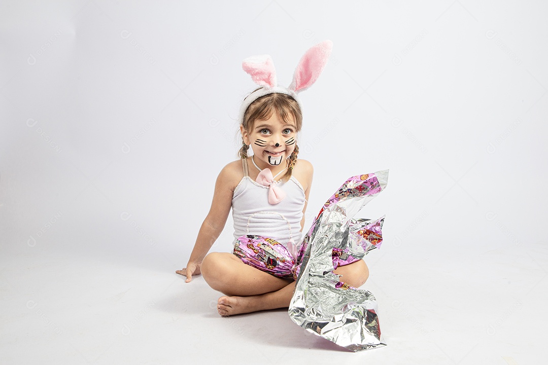 Linda menina Garota fantasiada de coelho da páscoa sobre fundo isolado