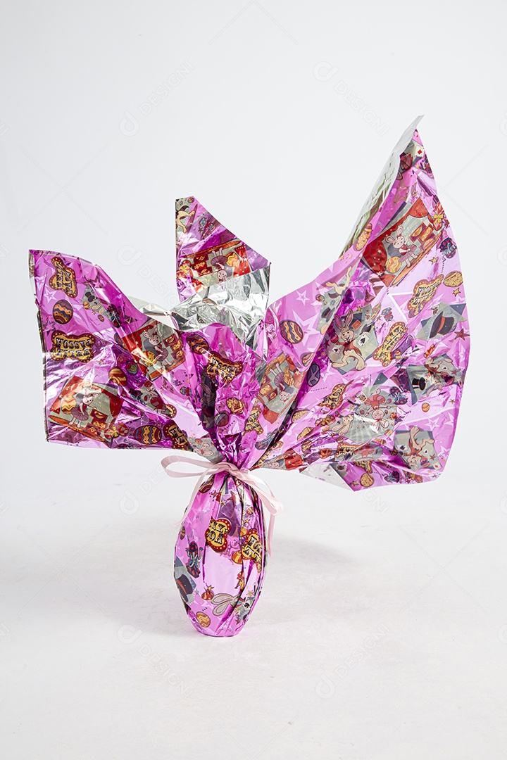 Ovo da páscoa sobre fundo isolado branco