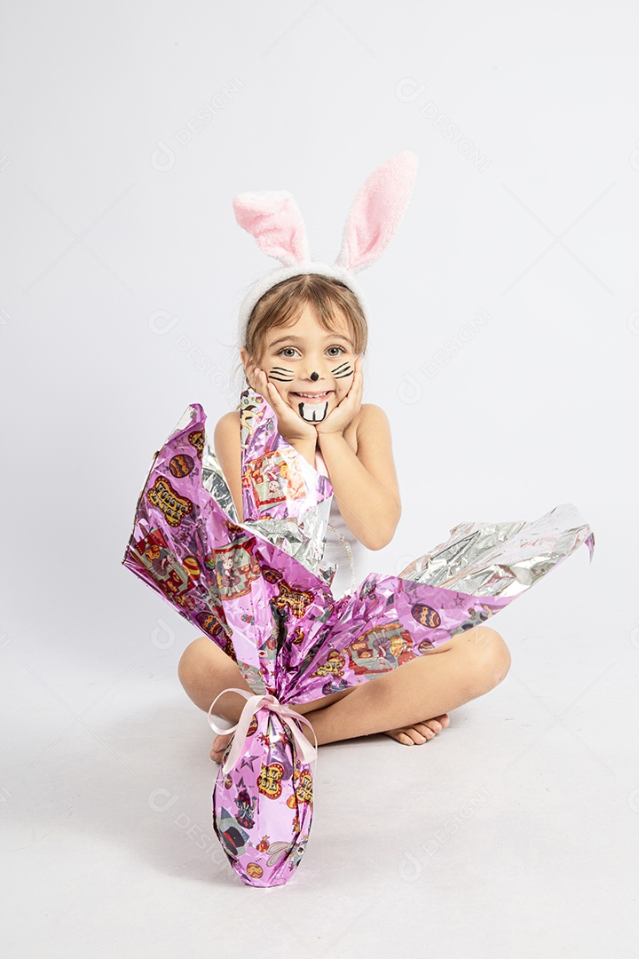Linda menina Garota fantasiada de coelho da páscoa sobre fundo isolado