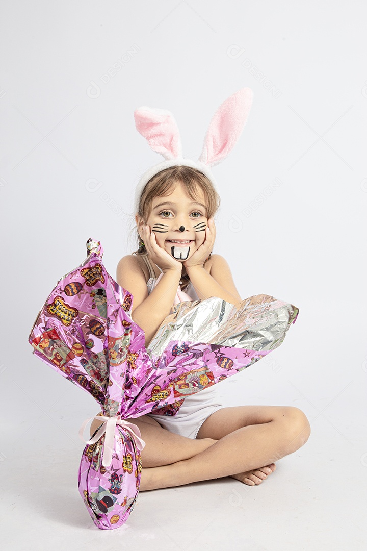 Linda menina Garota fantasiada de coelho da páscoa sobre fundo isolado