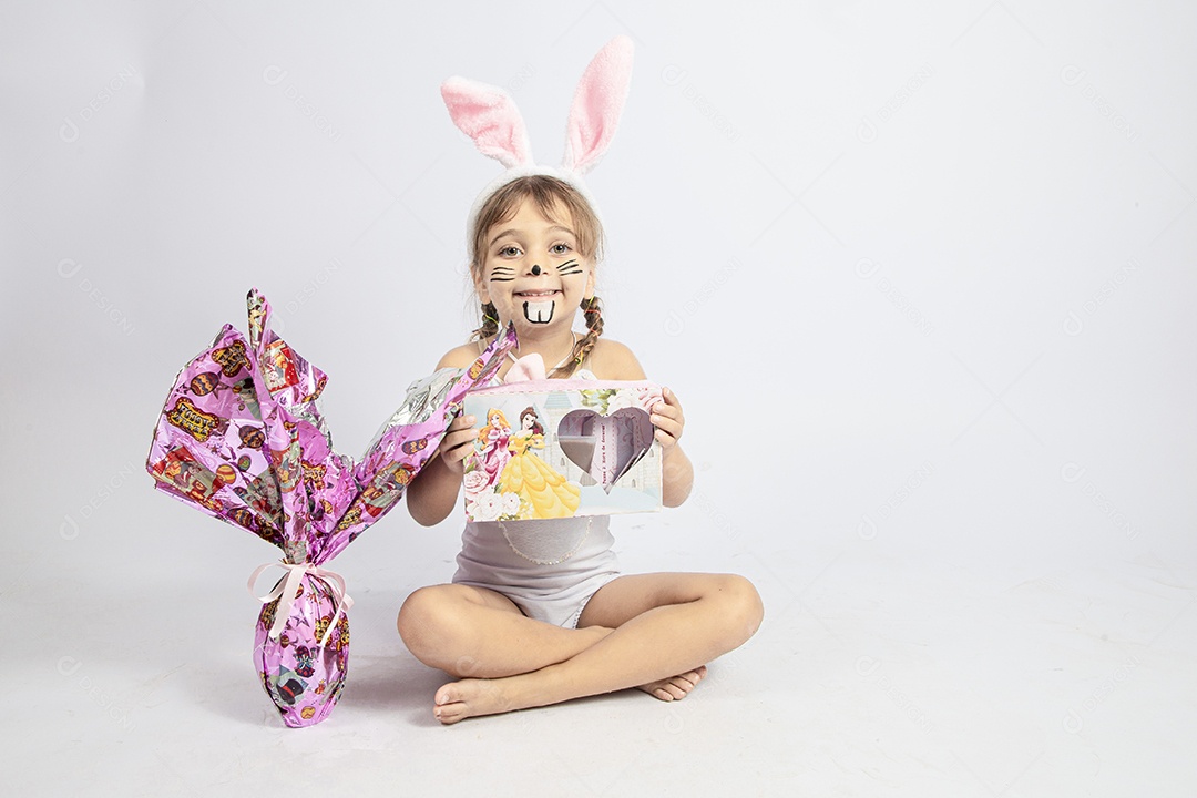 Linda menina Garota fantasiada de coelho da páscoa sobre fundo isolado