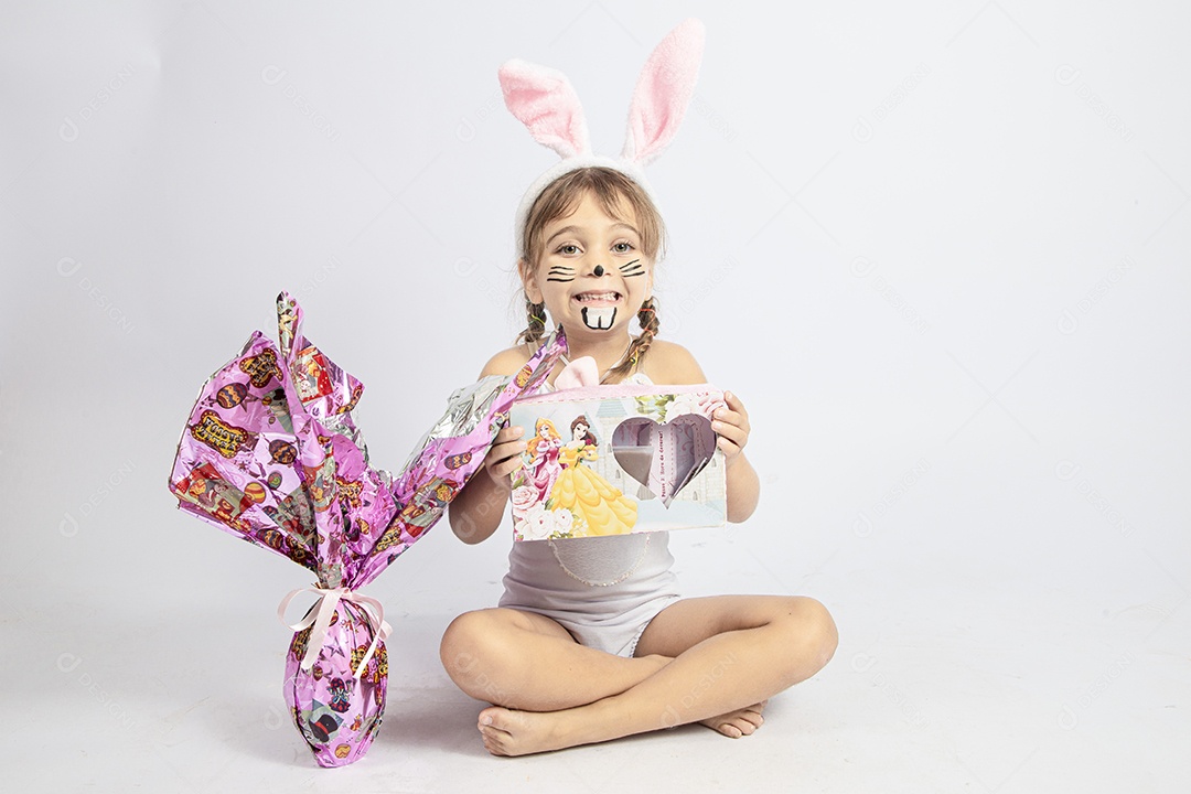Linda menina Garota fantasiada de coelho da páscoa sobre fundo isolado