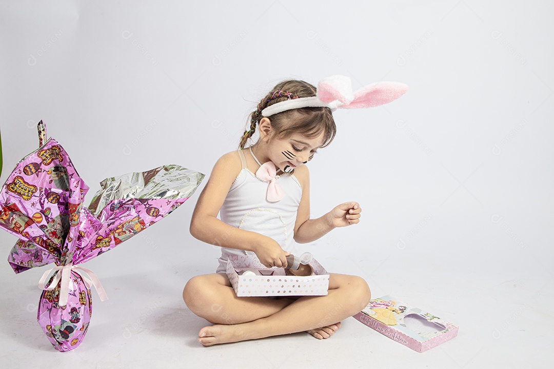 Linda menina Garota fantasiada de coelho da páscoa sobre fundo isolado