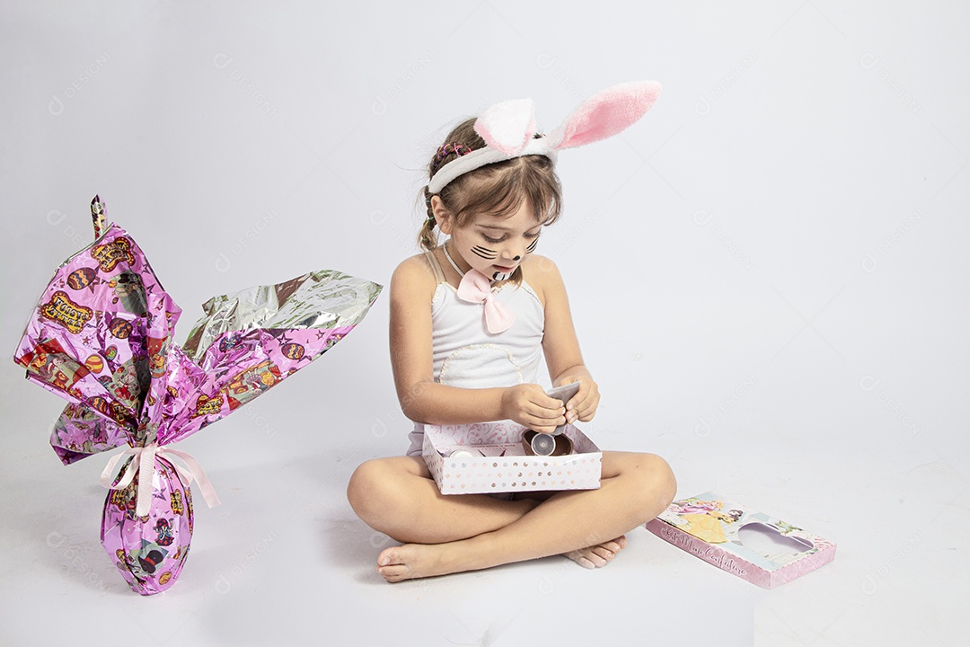 Linda menina Garota fantasiada de coelho da páscoa sobre fundo isolado