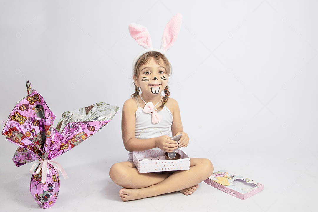 Linda menina Garota fantasiada de coelho da páscoa sobre fundo isolado