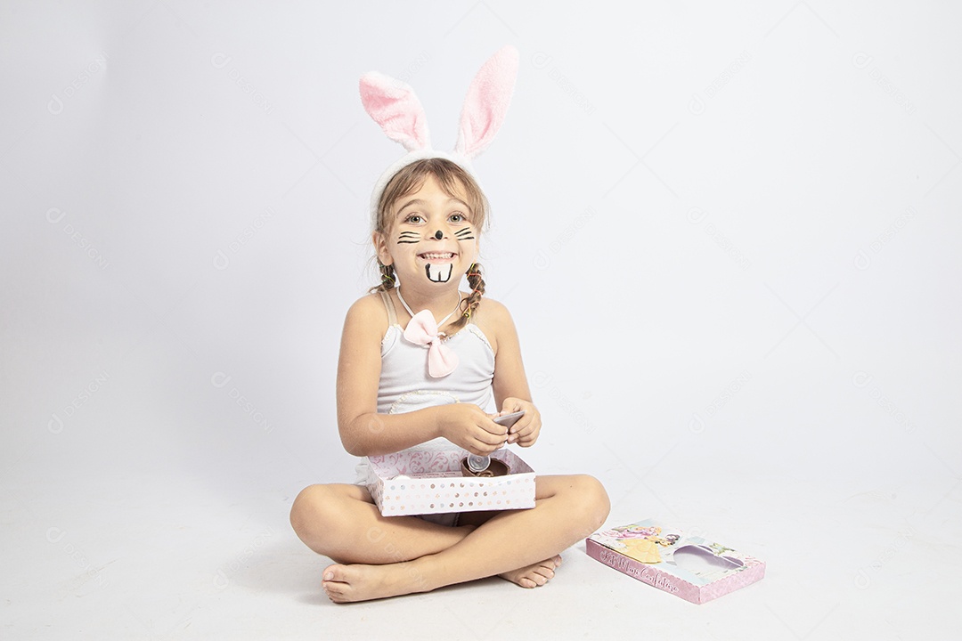 Linda menina Garota fantasiada de coelho da páscoa sobre fundo isolado