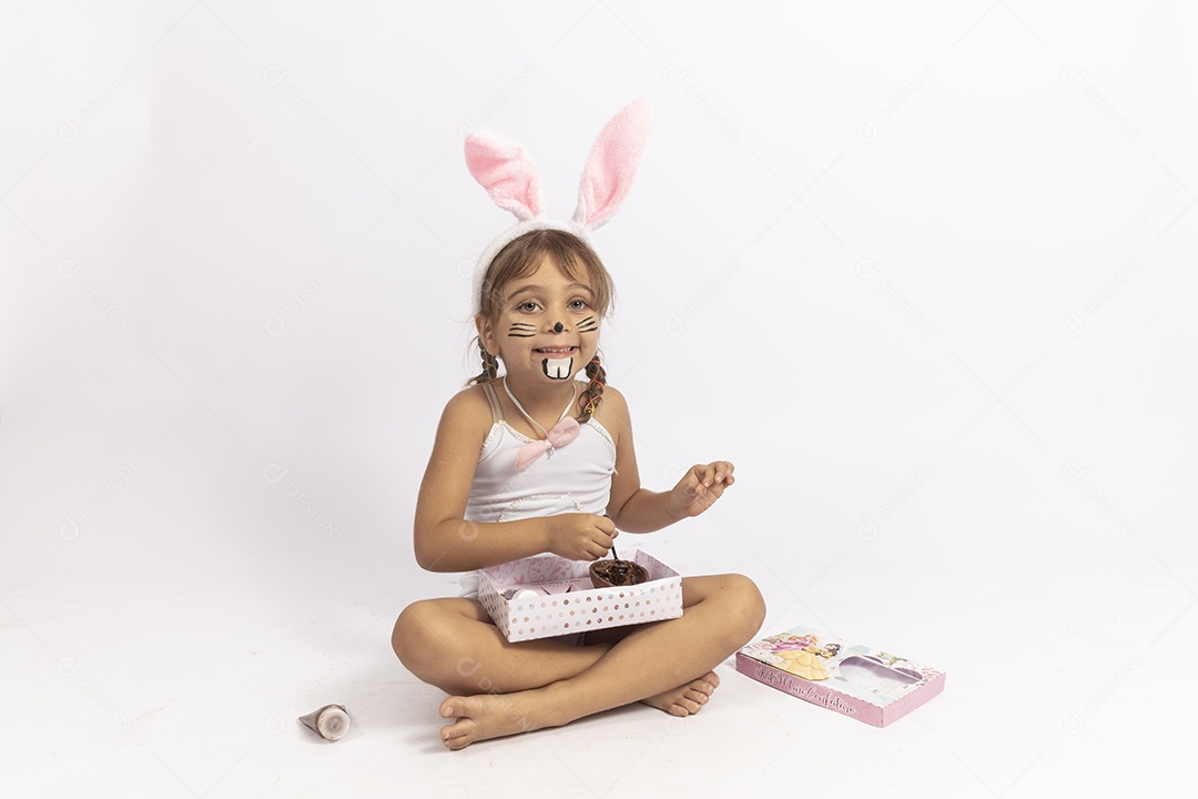 Linda menina Garota fantasiada de coelho da páscoa sobre fundo isolado