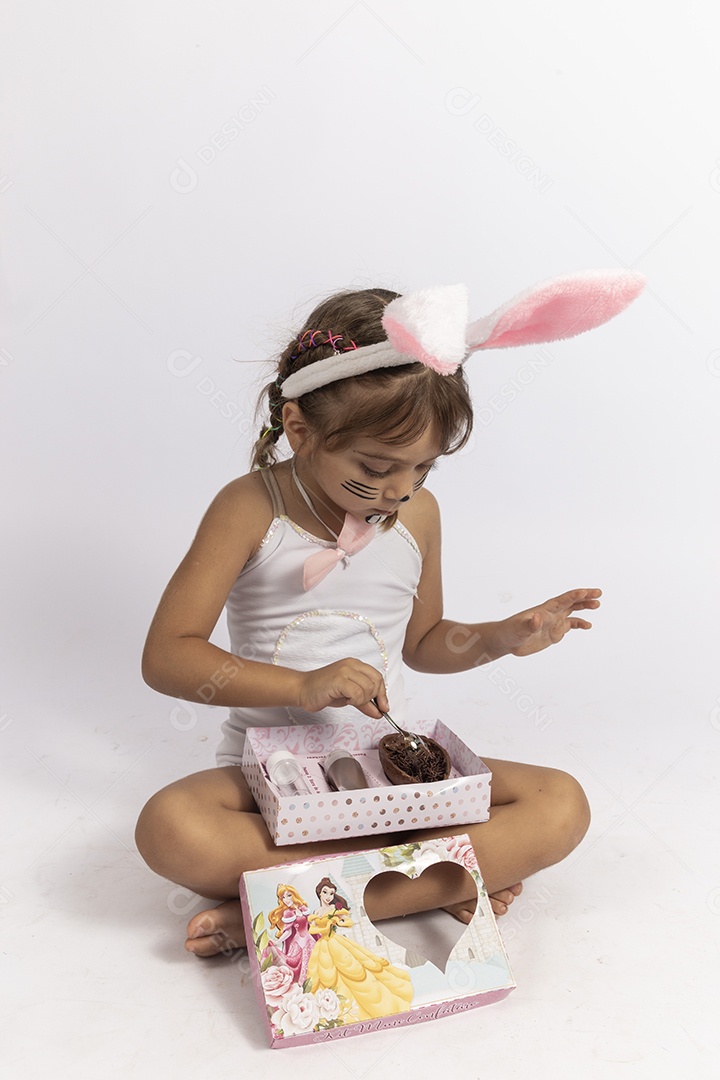 Linda menina Garota fantasiada de coelho da páscoa sobre fundo isolado