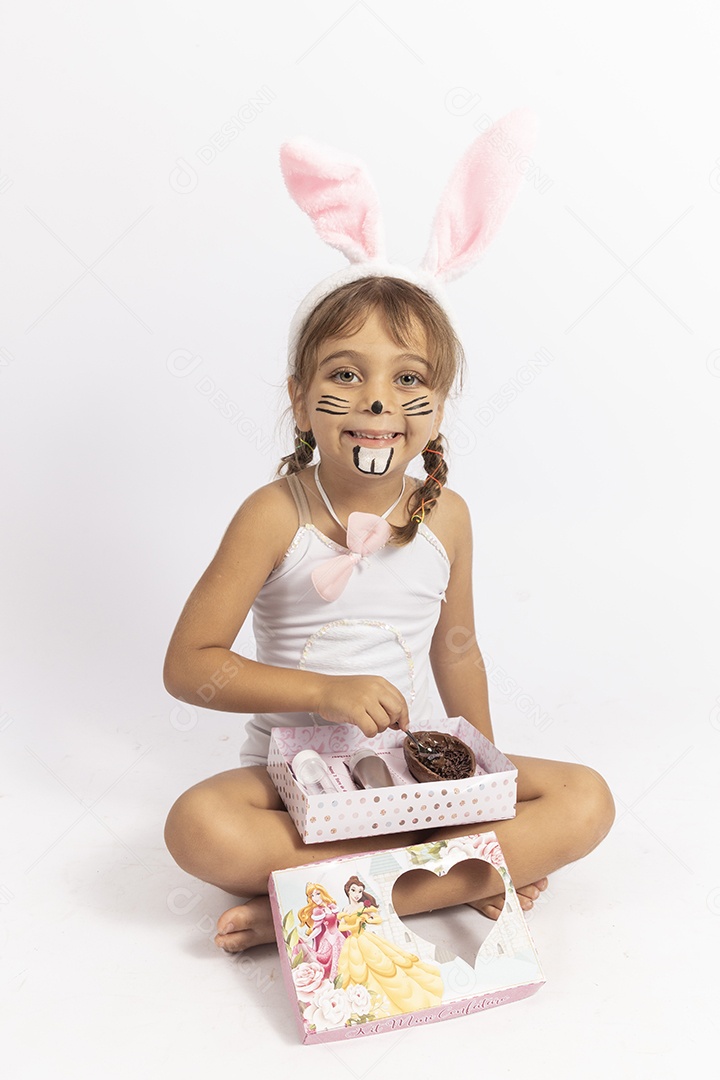 Linda menina Garota fantasiada de coelho da páscoa sobre fundo isolado