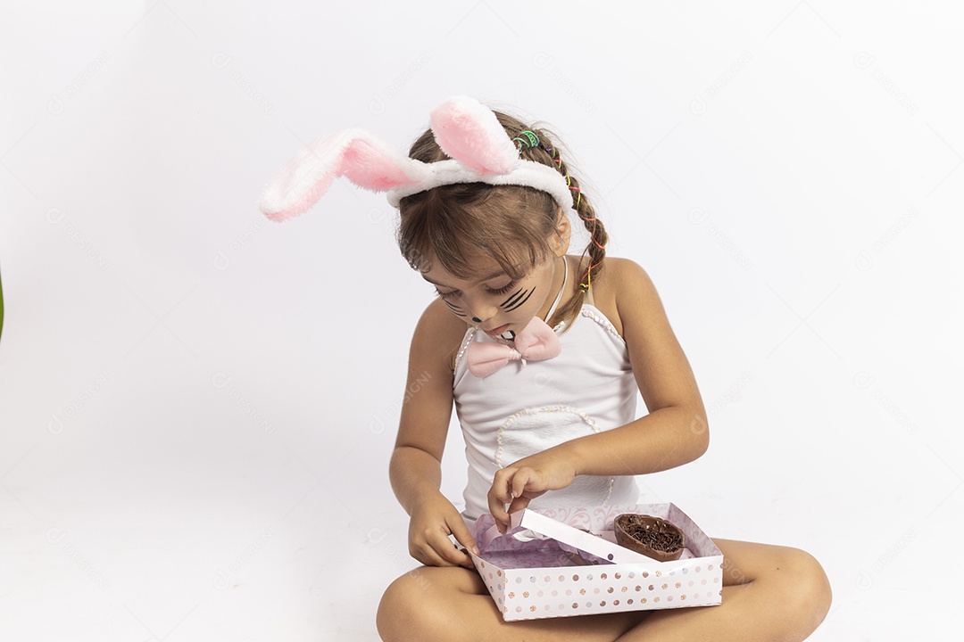 Linda menina Garota fantasiada de coelho da páscoa sobre fundo isolado