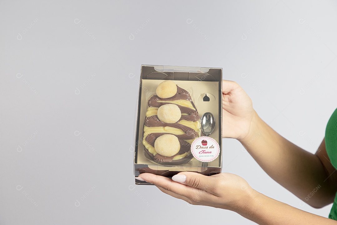 Mãos de pessoa segurando ovos de páscoa