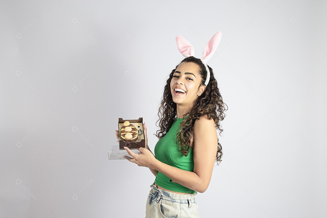 Linda Mulher Garota fantasiada de coelho da páscoa sobre fundo isolado