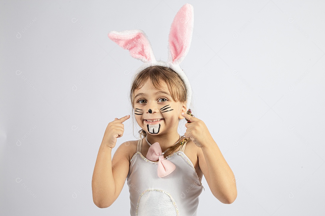 Linda menina Garota fantasiada de coelho da páscoa sobre fundo isolado