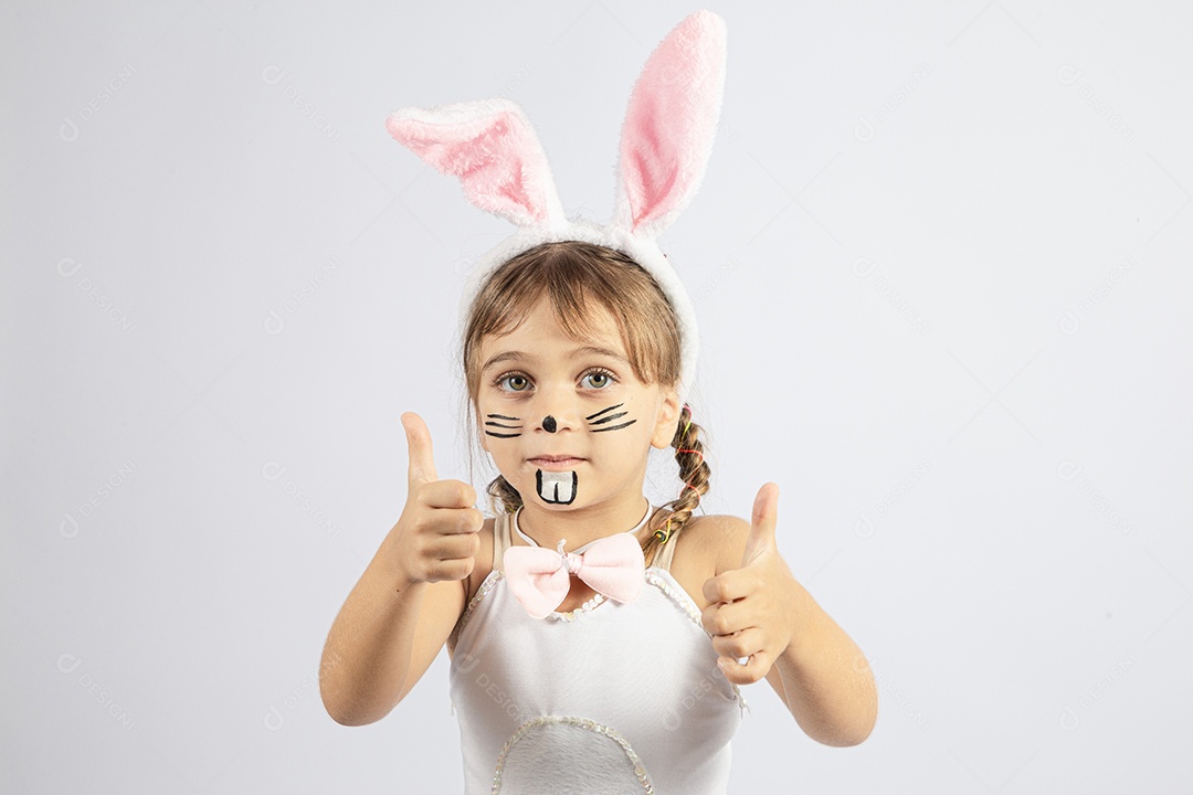 Linda menina Garota fantasiada de coelho da páscoa sobre fundo isolado
