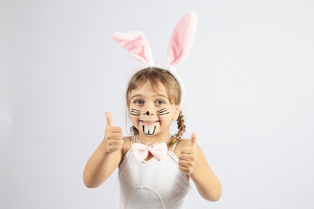 Linda menina Garota fantasiada de coelho da páscoa sobre fundo isolado