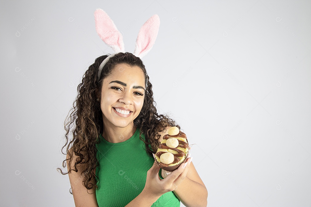 Linda Mulher Garota fantasiada de coelho da páscoa sobre fundo isolado