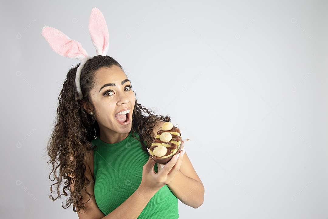 Linda Mulher Garota fantasiada de coelho da páscoa sobre fundo isolado