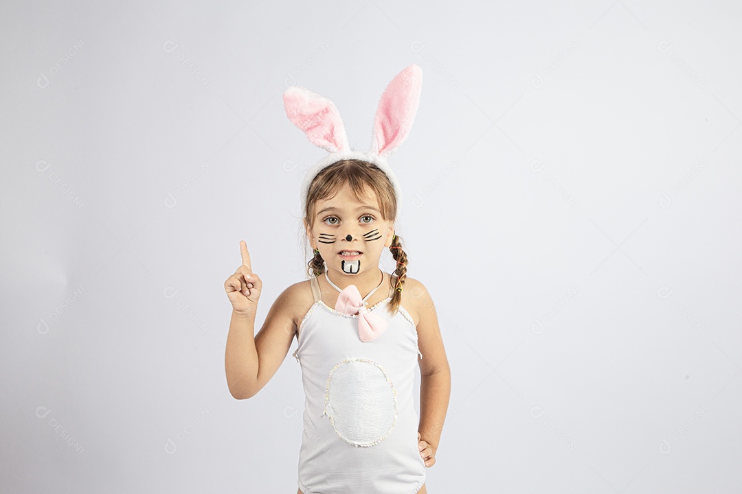 Linda menina Garota fantasiada de coelho da páscoa sobre fundo isolado