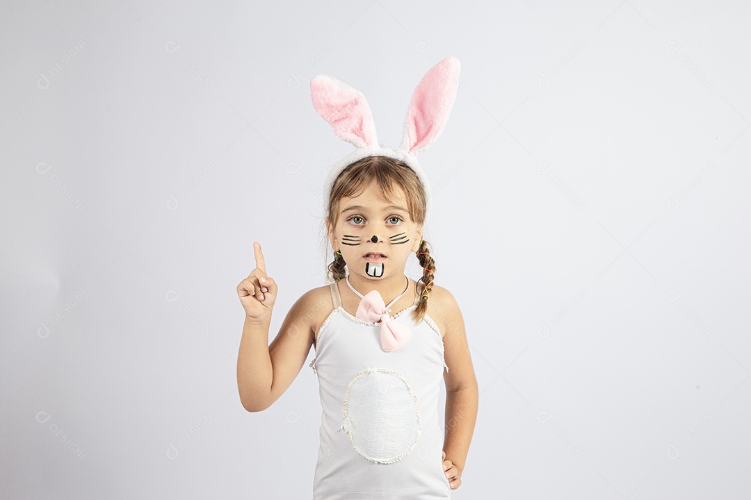 Linda menina Garota fantasiada de coelho da páscoa sobre fundo isolado