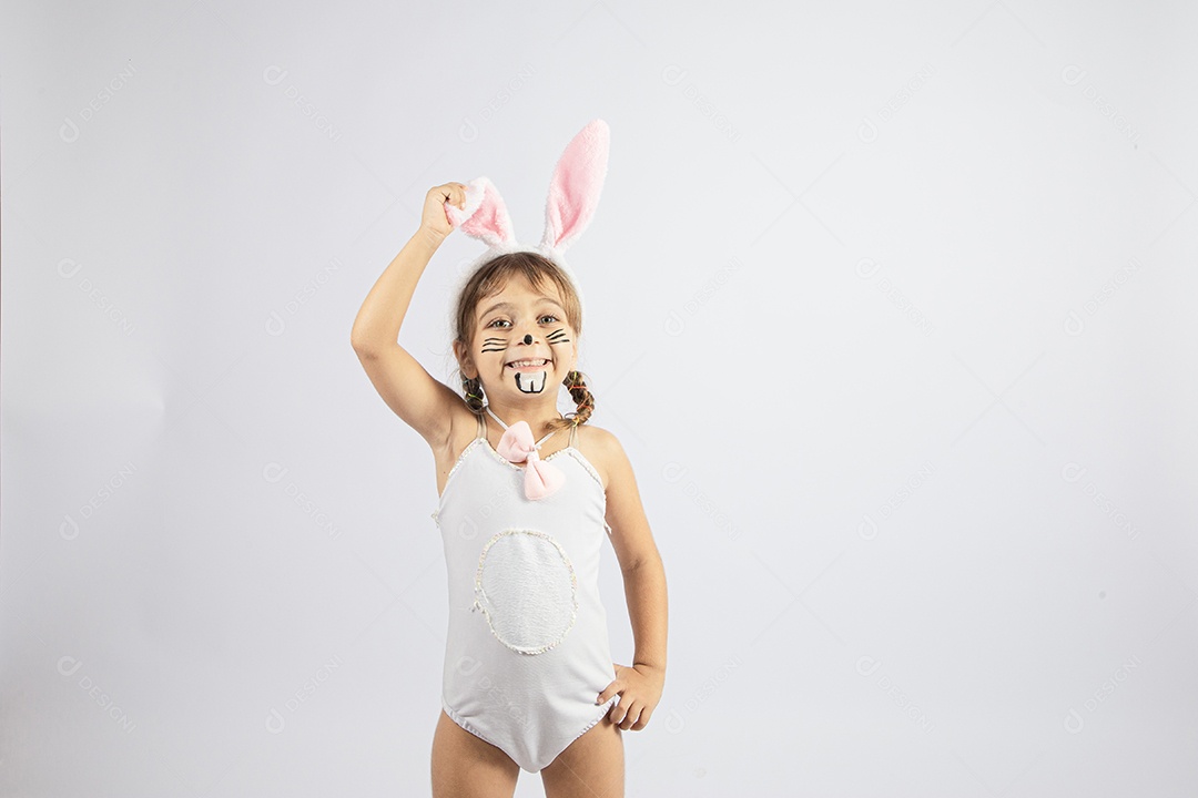 Linda menina Garota fantasiada de coelho da páscoa sobre fundo isolado