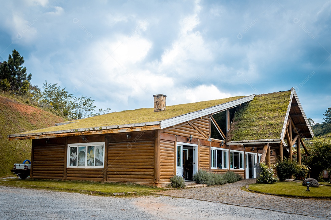 Casa de madeira rústica com telhado coberto de grama para manter a temperatura em um local frio.