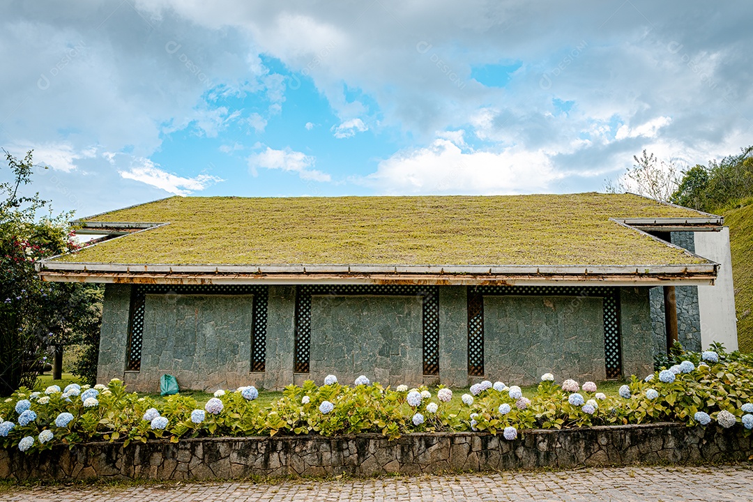 Casa de madeira rústica com telhado coberto de grama para manter a temperatura em um local frio.