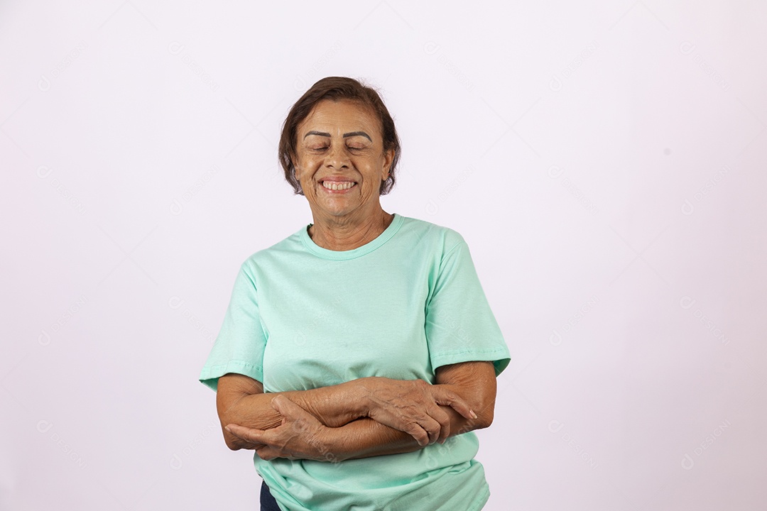 Mulher idosa morena sobre fundo isolado