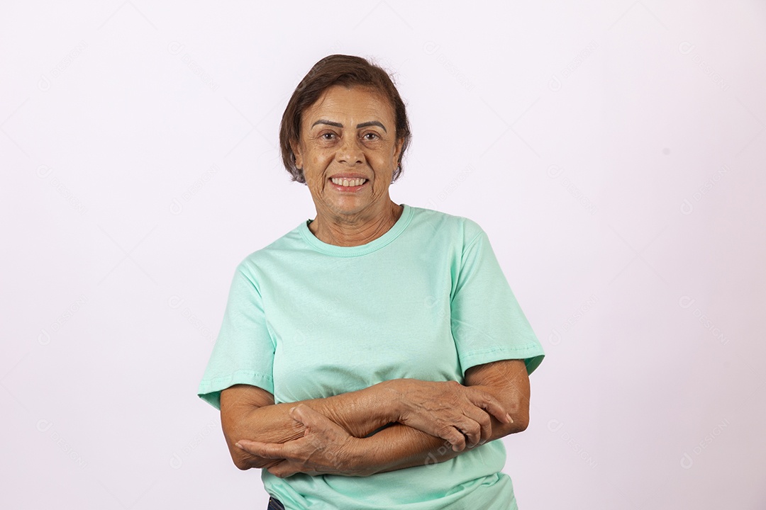 Mulher idosa morena sobre fundo isolado