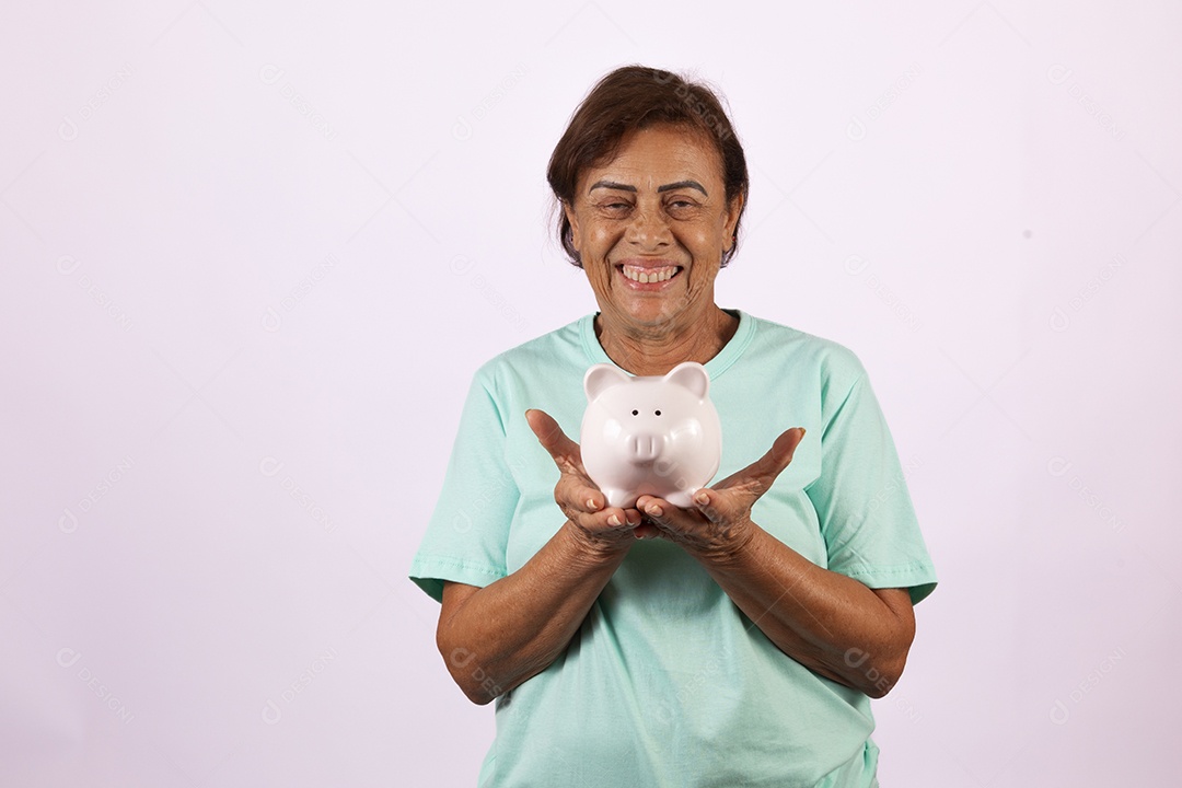 Mulher idosa morena segurando cofrinho sobre fundo isolado